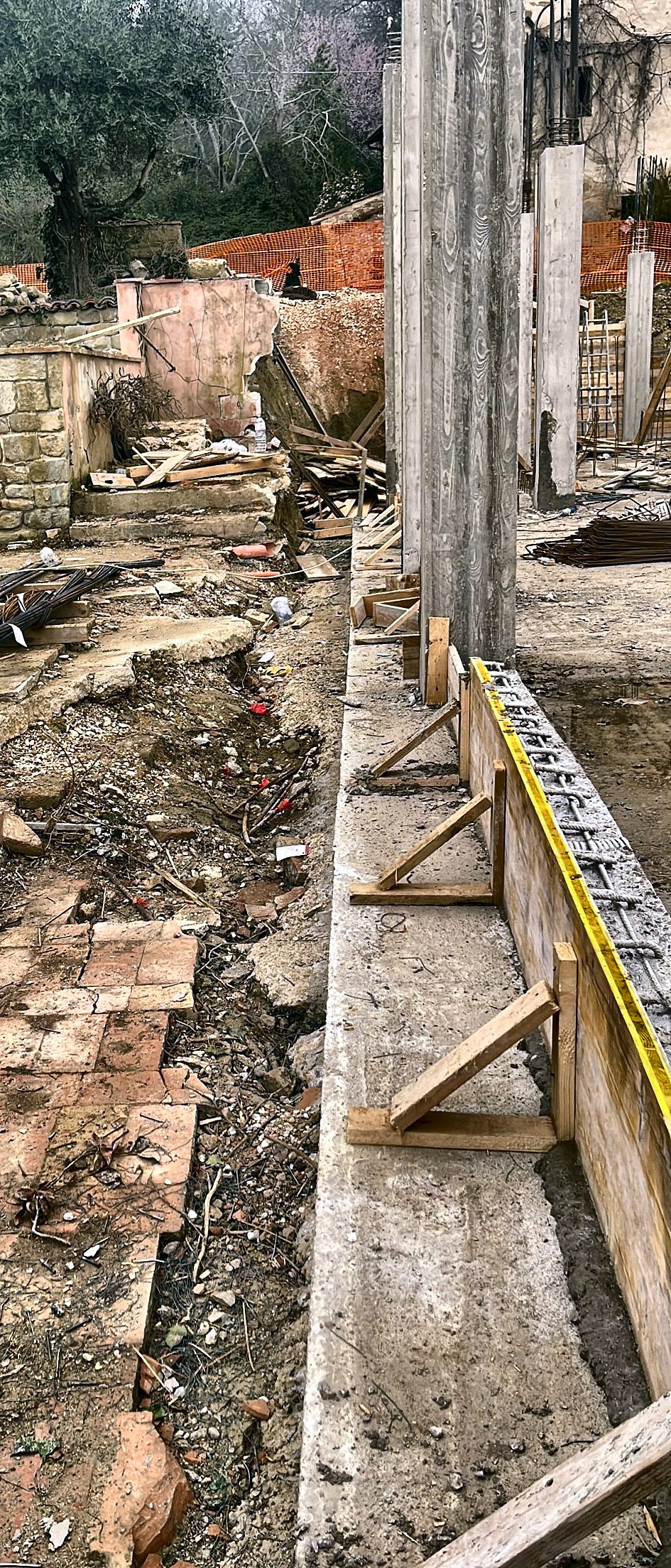 Travi di fondazione casserate lungo il muro esistente