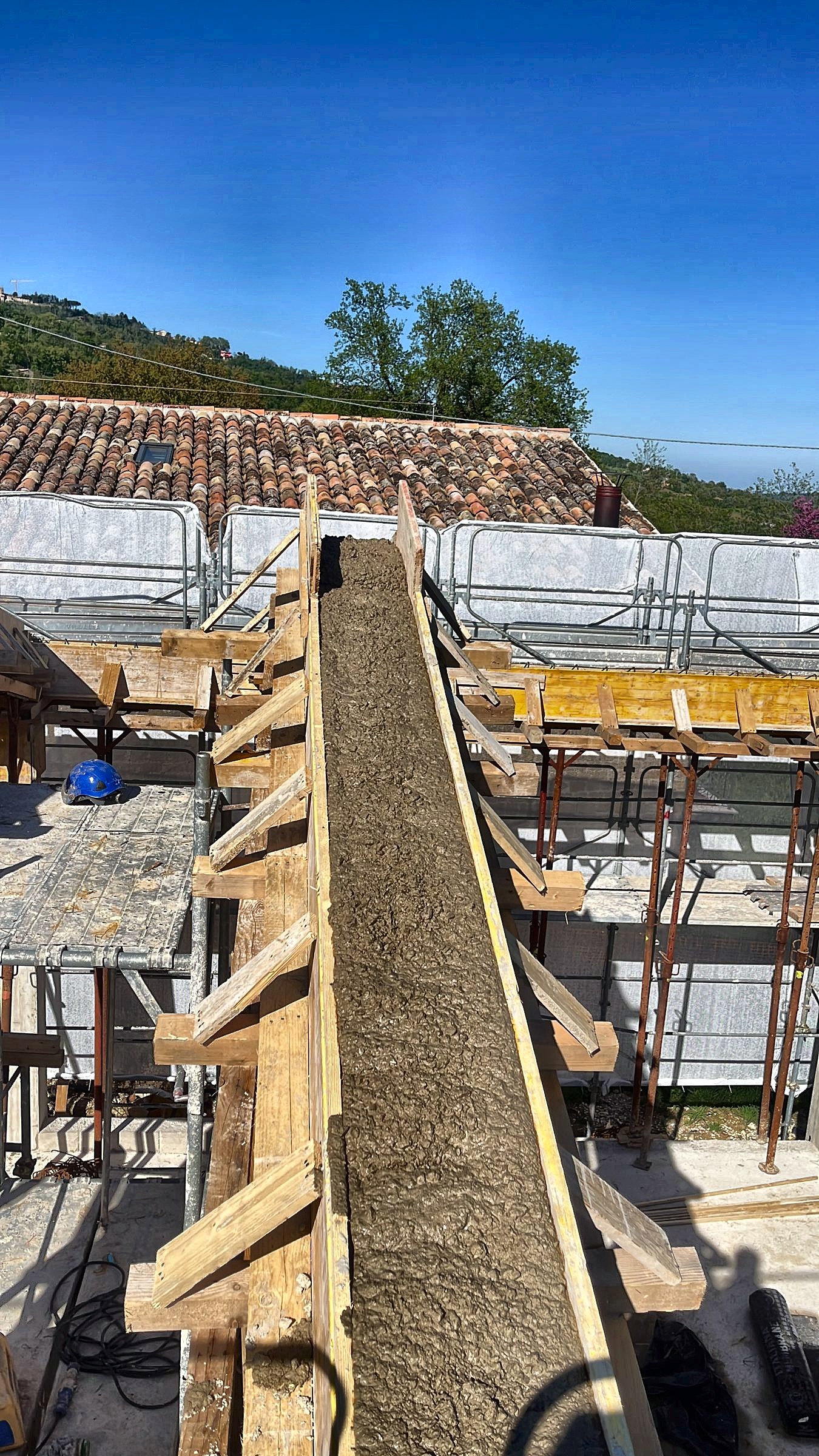 Trave inclinata di copertura appena gettata, con ponteggio e parapetti